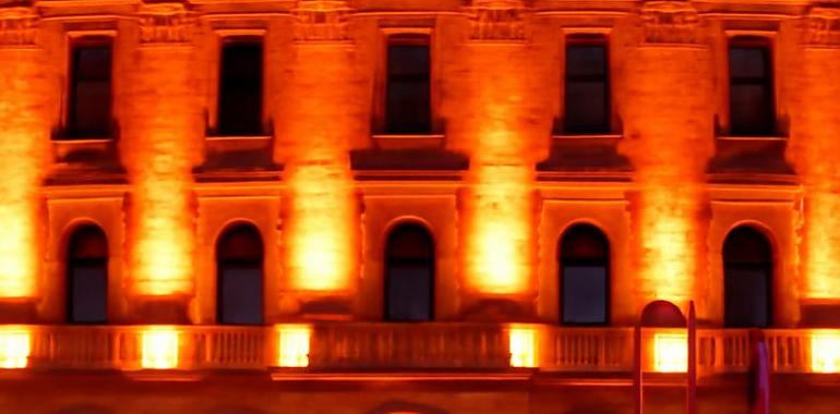 Gijón se ilumina de naranja en solidaridad con el Día Internacional de la Distrofia Muscular Facioescapulohumeral