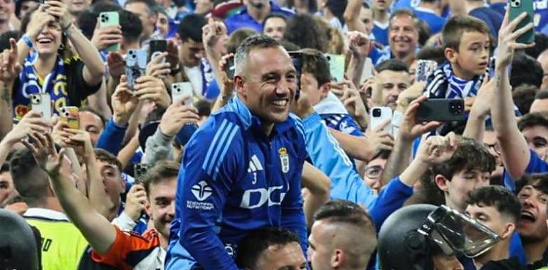 Crónica de un día azul: Oviedo se rinde a Santi Cazorla y vuelve a soñar despierta
