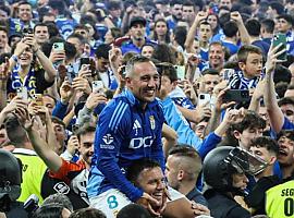 Crónica de un día azul: Oviedo se rinde a Santi Cazorla y vuelve a soñar despierta