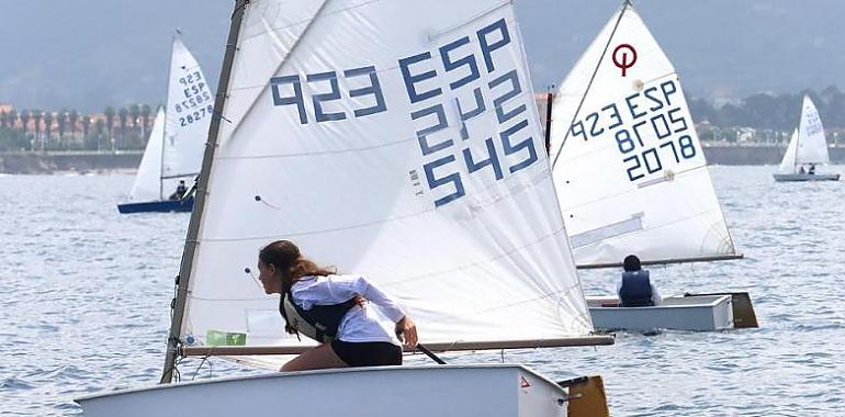 Julio Riba, Hugo Sánchez y Alma Pérez dominan el XII Trofeo de San Pedro de Vela Ligera en Gijón