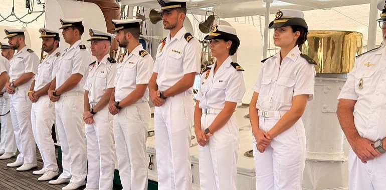 Los guardiamarinas del Juan Sebastián de Elcano disfrutan de una espicha asturiana en Gijón: Un banquete que deja huella en la tripulación