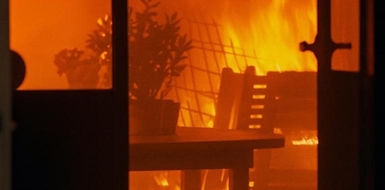 Explosión de gas junto a la Catedral de Oviedo: un fallo en una conducción provoca un incendio y el desalojo de un edificio histórico
