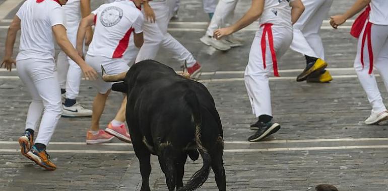 Tensión y cornadas en el segundo encierro de San Fermín: Cebada Gago cumple con su leyenda y deja el primer herido por asta de toro