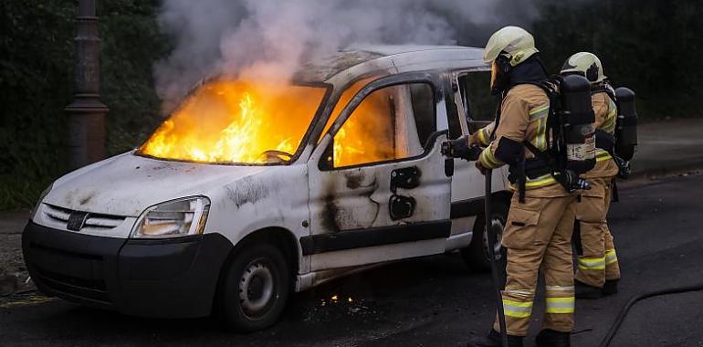 Oviedo en vilo por una oleada de incendios: buscan a un joven sospechoso de provocar más de diez fuegos en contenedores durante una noche de caos
