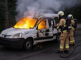 Oviedo en vilo por una oleada de incendios: buscan a un joven sospechoso de provocar más de diez fuegos en contenedores durante una noche de caos