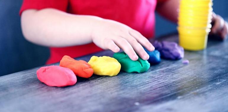 Asturias impulsa un verano más fácil para las familias con ayudas de hasta 600 euros por hijo para guarderías, campamentos y actividades extraescolares