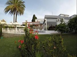 Escápate a Málaga por menos de lo que imaginas: descubre el Complejo Los Rosales desde 298 €