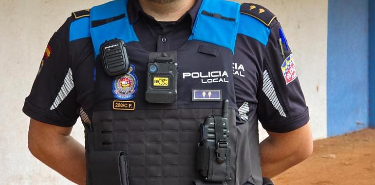 La Policía Local de Avilés estrena cámaras personales para reforzar la seguridad y la transparencia