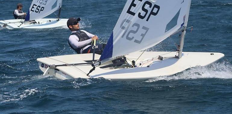 Fernando Alonso conquista su quinto título consecutivo en el Campeonato de Asturias de ILCA 6