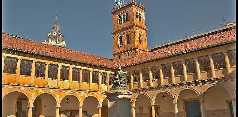 La Universidad de Oviedo se tiñe de azul para recordar a las víctimas del odio y alzar la voz por la tolerancia