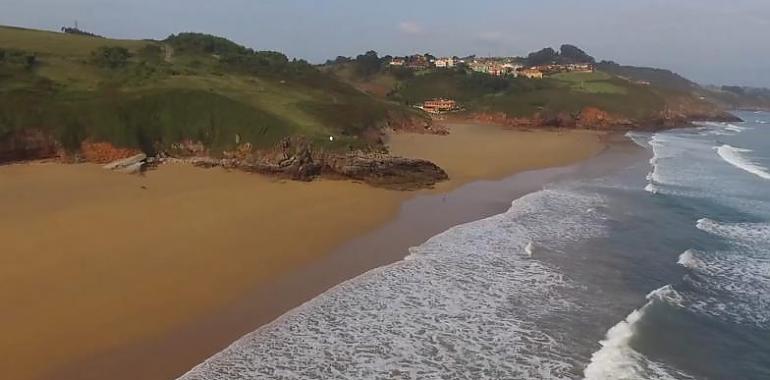 Milagro en Xivares: dos surfistas salvan la vida a tres niños arrastrados por la resaca