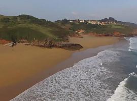 Milagro en Xivares: dos surfistas salvan la vida a tres niños arrastrados por la resaca