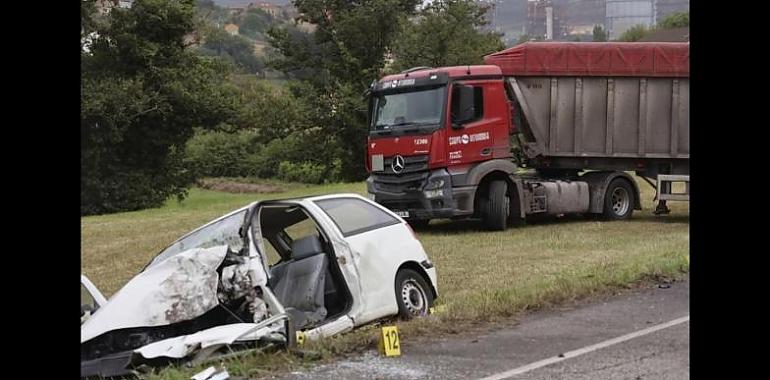 Dolor en Carreño tras un trágico accidente: muere un hombre de 67 años al chocar de frente contra un camión en la AS-19