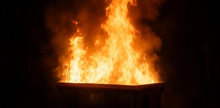 Tres pirómanos desatan el miedo en Langreo con una oleada de incendios valorada en más de 10.000 euros