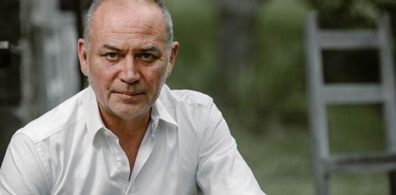  Fallece Xuan Bello, el escritor que convirtió Paniceiros en el centro del mundo literario asturiano