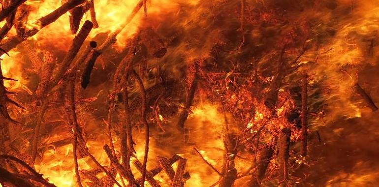 Incendios forestales bajan de intensidad, pero la “calma tensa” mantiene en alerta a Asturias