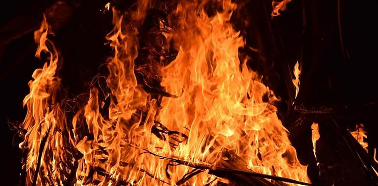 Asturias mantiene el nivel máximo de alerta por incendios a pesar de la mejora en la situación