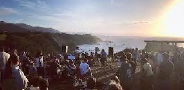 El atardecer que engancha en Cudillero: así es El Nordés del Silencio, el chiringuito que mira de frente a la Playa del Silencio
