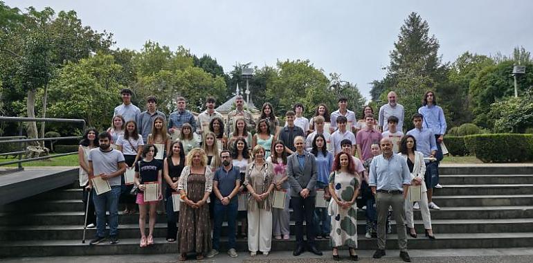 Avilés homenajea a 52 estudiantes brillantes de Bachillerato y FP en un emotivo acto en la Casa de Cultura