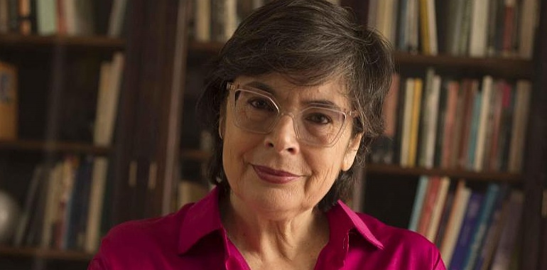 La directora gijonesa Eva Lesmes, Premio Avilés 1924 en reconocimiento a una trayectoria que ha marcado el cine y la televisión española