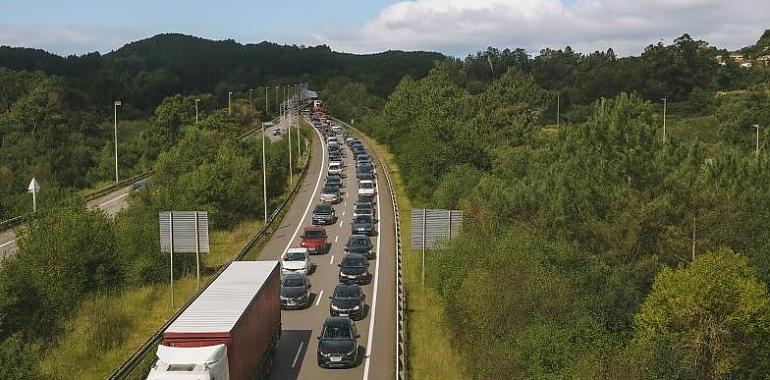 Retenciones kilométricas en la A-8 a su paso por Gijón tras un accidente entre una autocaravana y un camión