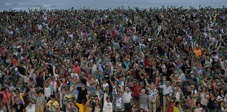 Gijón rompe su propio récord mundial de escanciado de sidra: 9.833 culines que hacen historia