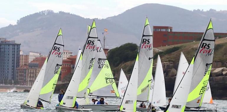 La bahía de San Lorenzo brilla con la XIV Regata Villa de Gijón de Vela Ligera: emoción, viento y victorias para las promesas del norte
