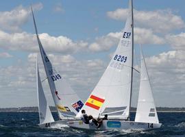 Pacheco y Betanzos siguen líderes del Mundial de Vela