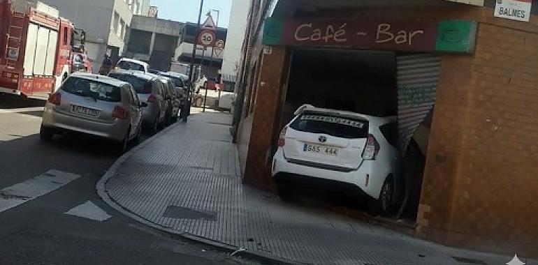 Un taxi se empotra contra un bar cerrado en Gijón tras chocar con una furgoneta: caos, ruido metálico y un milagro en El Coto