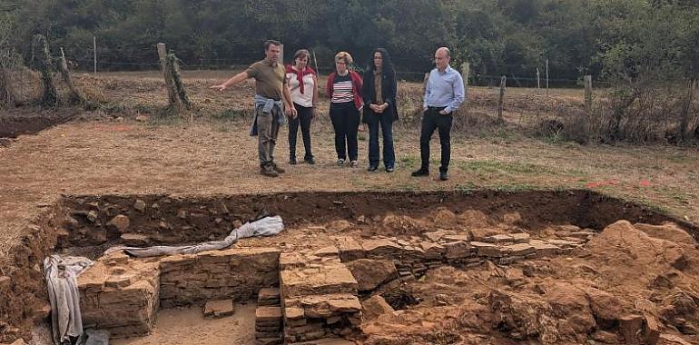 Un nuevo edificio con pinturas murales refuerza el valor histórico del yacimiento romano de La Estaca/Andayón