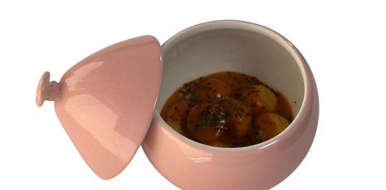 Javier Alfaro, del restaurante Rosi La Loca de Madrid, gana el título mundial de las patatas bravas en Palencia