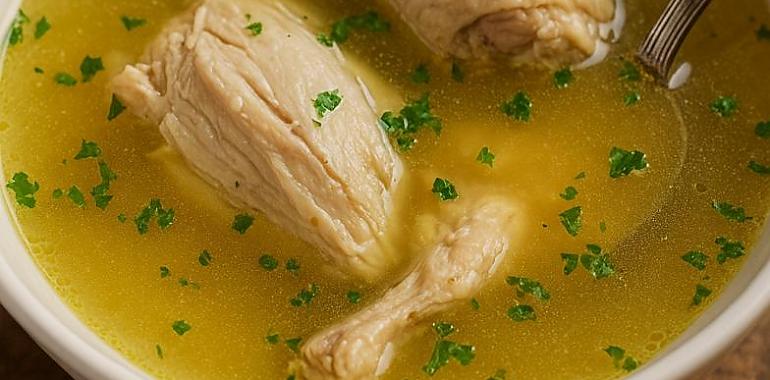 Recetas de una abuela asturiana: Caldo de gallina (que cura más que la medicina)
