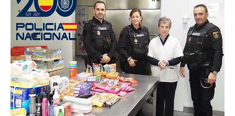 La Policía Nacional dona a la Cocina Económica de Oviedo alimentos recuperados de una incautación por robo