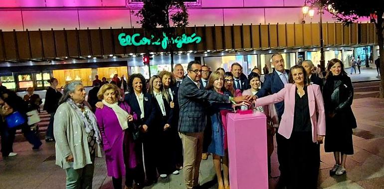 El Corte Inglés de Oviedo tiñe de rosa la noche para encender la esperanza contra el cáncer de mama