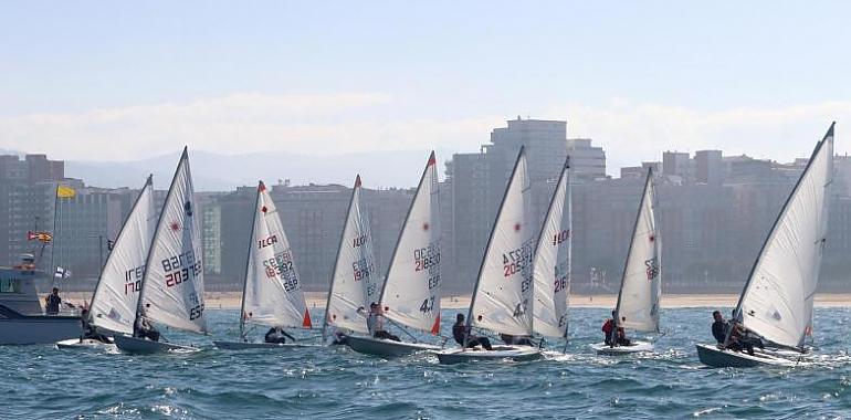 El Real Club Astur de Regatas brilla en el XXI Trofeo de la Hispanidad: dominio gijonés en todas las clases de vela ligera