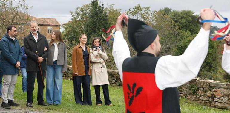 Valdesoto saca pecho y tradición: cinco horas con la Familia Real entre sidra, bolos y sátira valdesotina