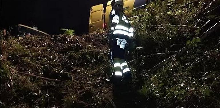 Fallece un hombre de 52 años al caer con su tractor por un desnivel en Llanes