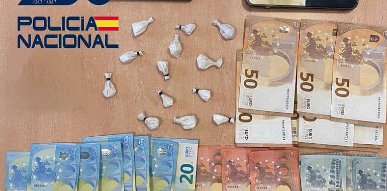 Detenido en Oviedo con una libreta de “ventas” de cocaína: así cayó el traficante sorprendido por la Policía Nacional