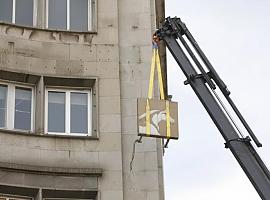 Adiós a un símbolo de Gijón: el asturcón de Cajastur se despide de la plaza del Carmen