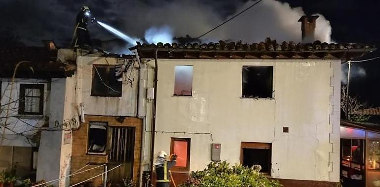 Una casa calcinada y otra con el techo hundido tras un incendio de madrugada en Piloña