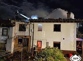 Una casa calcinada y otra con el techo hundido tras un incendio de madrugada en Piloña
