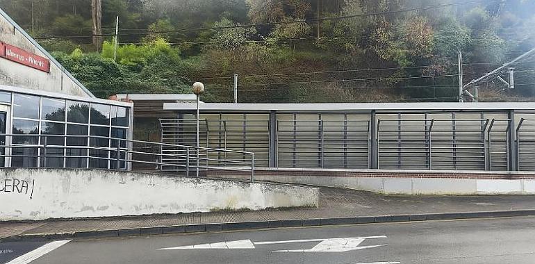 Tragedia en la estación de Mieres-Puente: un hombre muere arrollado por un tren de Cercanías al caer a la vía en una zona prohibida
