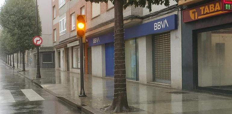 Muere solo en un cajero de Gijón: hallan el cadáver de un hombre sin hogar al abrir la sucursal de la avenida de la Argentina