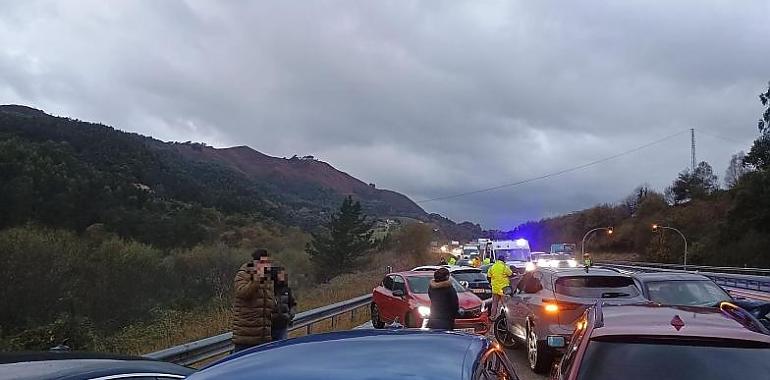Granizada repentina en la A-8 provoca colisión en cadena de nueve vehículos a la altura de Ribadesella; tres heridos leves