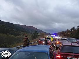 Granizada repentina en la A-8 provoca colisión en cadena de nueve vehículos a la altura de Ribadesella; tres heridos leves