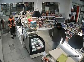 Un minuto de terror en Gijón: así fue el atraco a punta de pistola en la gasolinera de la avenida de Portugal