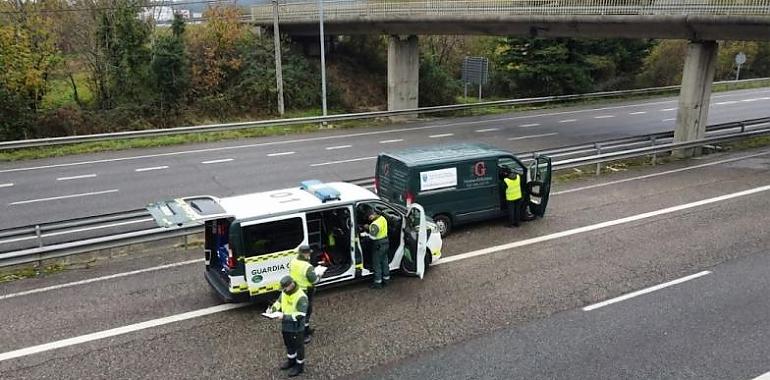 Muere un joven motorista gijonés de 22 años al chocar contra el quitamiedos en la A-8 a la altura del campus de Viesques