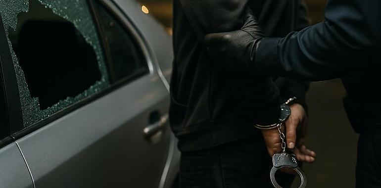 Detenido en Avilés el autor de 35 robos en coches en solo tres noches: a prisión en menos de 48 horas