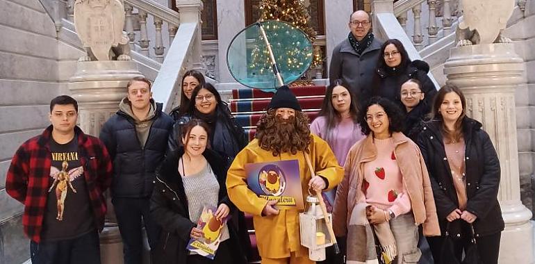L’Anguleru embriaga de magia la Junta General con cartas, deseos y valores de Navidad