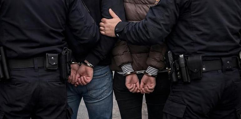 Golpe policial a la delincuencia en Langreo: desarticulado el grupo que sembró el miedo en Sama